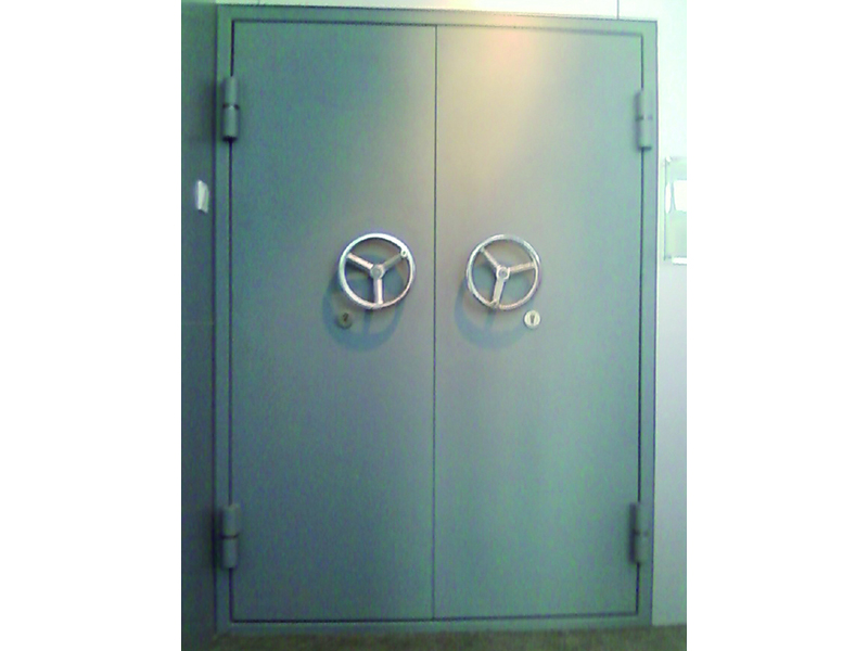 防爆门的门框与墙体之间通常采用什么连接方式？